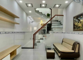 BÁN NHÀ GÒ VẤP, HXH, 2 TẦNG, CỰC ĐẸP, TẶNG TOÀN BỘ NỘI THẤT.